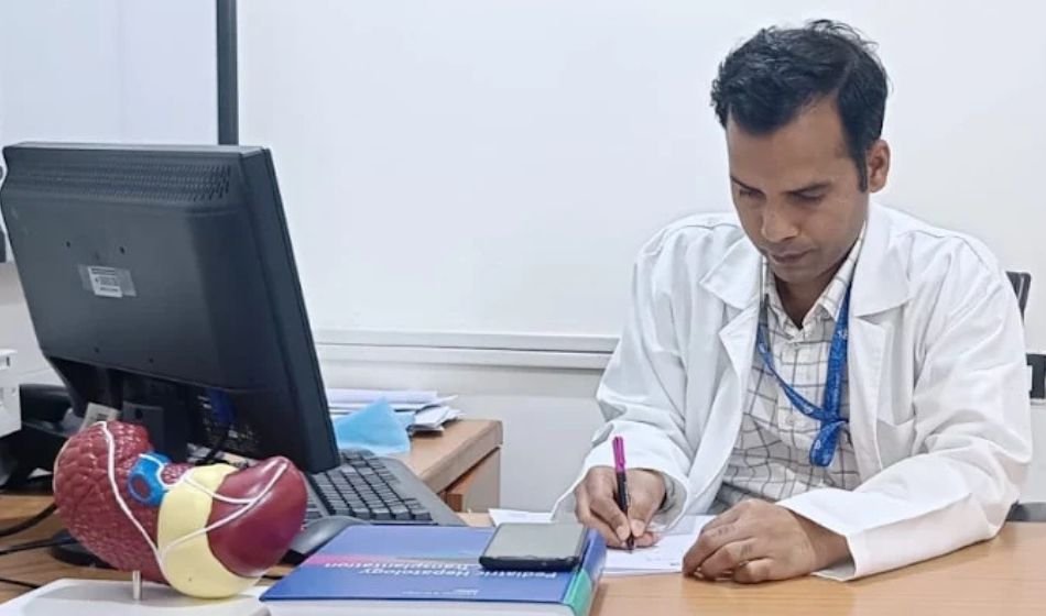 Dr. Sanjay Kumar Yadav consulting a patient at Gutwell Clinic, Gurgaon